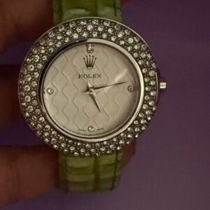 Beautiful Fashion Woman Watch with Silver Dial and Green Strap